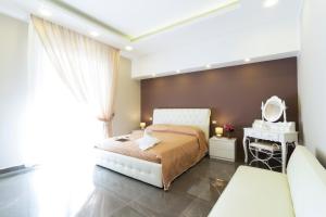 A bed or beds in a room at Porto Rooms & Suite
