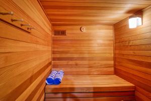 sauna z niebieskimi butami w obiekcie Timber Wolf w mieście Woodland Park