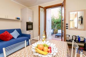 a living room with a table with fruit on it at DesenzanoLoft Casa Annamaria in Desenzano del Garda