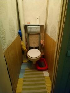ein kleines Bad mit WC auf dem Flur in der Unterkunft Cozy room nearly the United Exhibition Center on the metro station Levoberejnaya. in Kiew