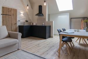 un soggiorno con tavolo e divano di Atelier Botanie luxury short stay apartment a Hasselt