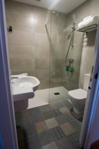 Kúpeľňa v ubytovaní Alojamientos MYL + 26 fotografií