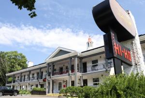 a building with a sign in front of it at Hotel Hi-Ho - Contactless Check-In in Fairfield +3 photos