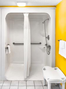 Koupelna v ubytování America's Best Value Inn-Milledgeville