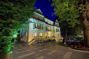 a large building with a car parked in front of it at Parkowy Dworek in Rabka