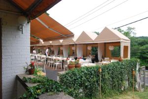 a restaurant with tables and chairs and a fence at Hotel Hi-Ho - Contactless Check-In in Fairfield