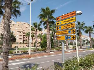een straatbord op een straat met palmbomen bij ACV Segunda Linea in Oropesa del Mar