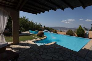 Foto da galeria de Tranquil Infinity Pool Getaway (private jacuzzi and steam bath, pool, garden, sea and city views) em Volos