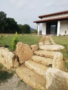 un conjunto de escalones de piedra frente a una casa en La casetta, en Orte