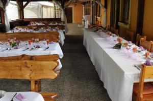 Reštaurácia alebo iné gastronomické zariadenie v ubytovaní Pension Pod Lipou