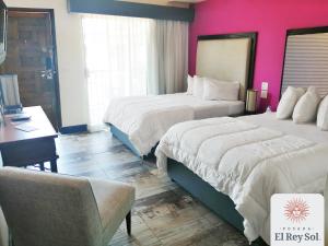 Postel nebo postele na pokoji v ubytování Hotel Posada El Rey Sol
