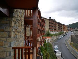 un balcon d'un immeuble avec des voitures garées dans une rue dans l'établissement Terrasses- Vacances Pirinenca, au Tarter