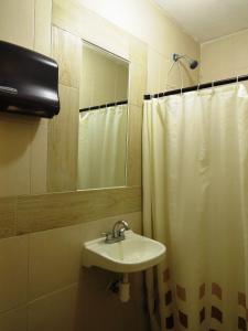 Koupelna v ubytování La Catrina Hostel