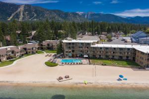 una vista aerea di un resort su una spiaggia di Tahoe Lakeshore Lodge & Spa a South Lake Tahoe