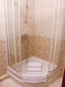 W łazience znajduje się prysznic i ręczniki. w obiekcie Dom Wczasowy Sokolica w mieście Krynica Zdrój