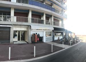 budynek z sklepem odzieżowym po stronie ulicy w obiekcie Rives d'Or w mieście Antibes