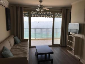 sala de estar con sofá y vistas al océano en Rives d'Or en Antibes