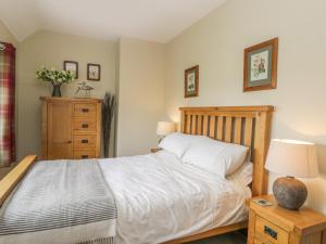 Un dormitorio con una cama grande y una cómoda. en Stakesby House Apartment 3, en Whitby