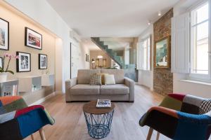 A seating area at Luxury apartment in city center