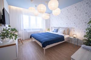 Un pat sau paturi într-o cameră la Meet Mendel Boutique Apartments #5 by Goodnite cz - Expo