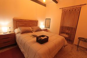 ein Schlafzimmer mit einem Bett und einem Korb darauf in der Unterkunft Can Clos Bonet carrer Colon in Amposta