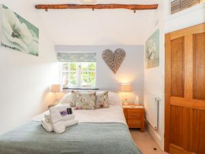 - une chambre avec un lit et une fenêtre dans l'établissement Meadowview Cottage, à Launceston