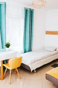 Tempat tidur dalam kamar di Noclegi u Alicji agroHostel