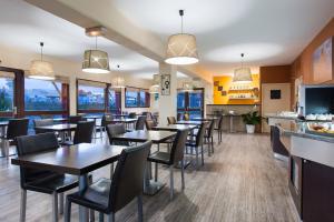 une salle à manger avec des tables et des chaises dans un restaurant dans l'établissement HOTEL EDEN - Metz Nord, à Woippy