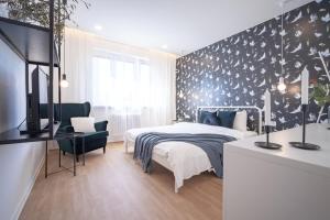 1 dormitorio con 1 cama y una pared con estrellas en Meet Mendel Boutique Apartments #5 by Goodnite cz - Expo, en Brno
