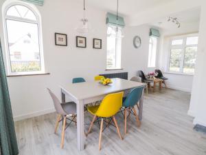 a dining room with a white table and chairs at Senafe in Bude
