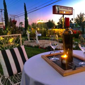una mesa con una botella de vino y dos copas en Chardonnay Lodge, en Napa