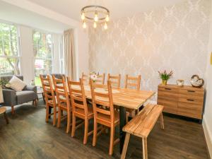 comedor con mesa de madera y sillas en Lyngaran House, en Holyhead