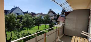 a balcony of a house with a view of a yard at An der Wassermühle in Metzingen