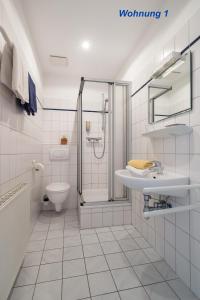 ノルダーナイにあるFerienhaus Brunsのバスルーム(シャワー、洗面台、トイレ付)
