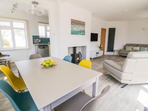 a living room with a white table and chairs at Senafe in Bude