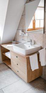 een badkamer met een wastafel en een spiegel bij BAUER Gästezimmer in Kipfenberg