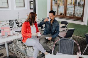 un hombre y una mujer sentados en una mesa bebiendo café en BAUER Gästezimmer, en Kipfenberg 54 fotos más