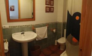 y baño con lavabo, aseo y espejo. en Alojamiento Mirador del Castillo, en La Iruela