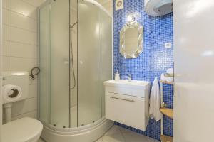 La salle de bains est pourvue d'une douche, de toilettes et d'un lavabo. dans l'établissement Apartments Matea - 20m from sea, à Bol