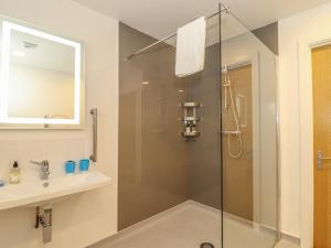un baño con ducha y lavabo en Ash, en Truro 35 fotos más