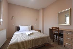 Una cama o camas en una habitación de Olimp