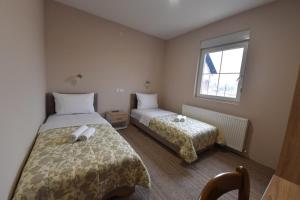 Una cama o camas en una habitación de Olimp