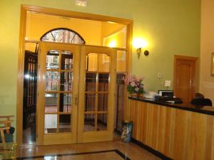 a library with a glass door and a counter at Hostal Universal in Benavente