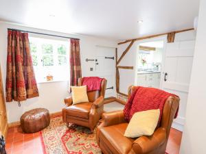 a living room with two chairs and a couch at Lizzies Cottage in Horncastle
