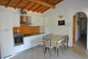 A kitchen or kitchenette at Residence Le Zagare Még 37 kép
