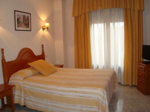 A bed or beds in a room at Hostal Universal