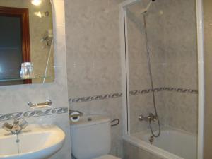 A bathroom at Hostal Universal Még 20 kép