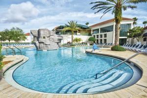 una piscina in un resort con una persona in piedi in acqua di Club Wyndham Star Island a Kissimmee