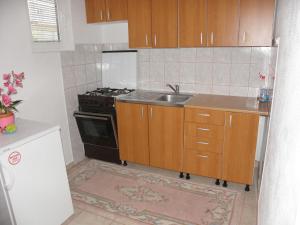 Kuhinja oz. manjša kuhinja v nastanitvi Apartments Zvone - 100 m from sea