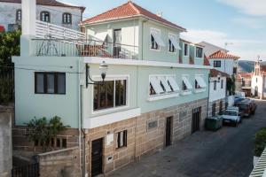 un edificio con un balcone sul lato di BABhouse Casa das Abelhas - Coração do Douro a São João da Pesqueira